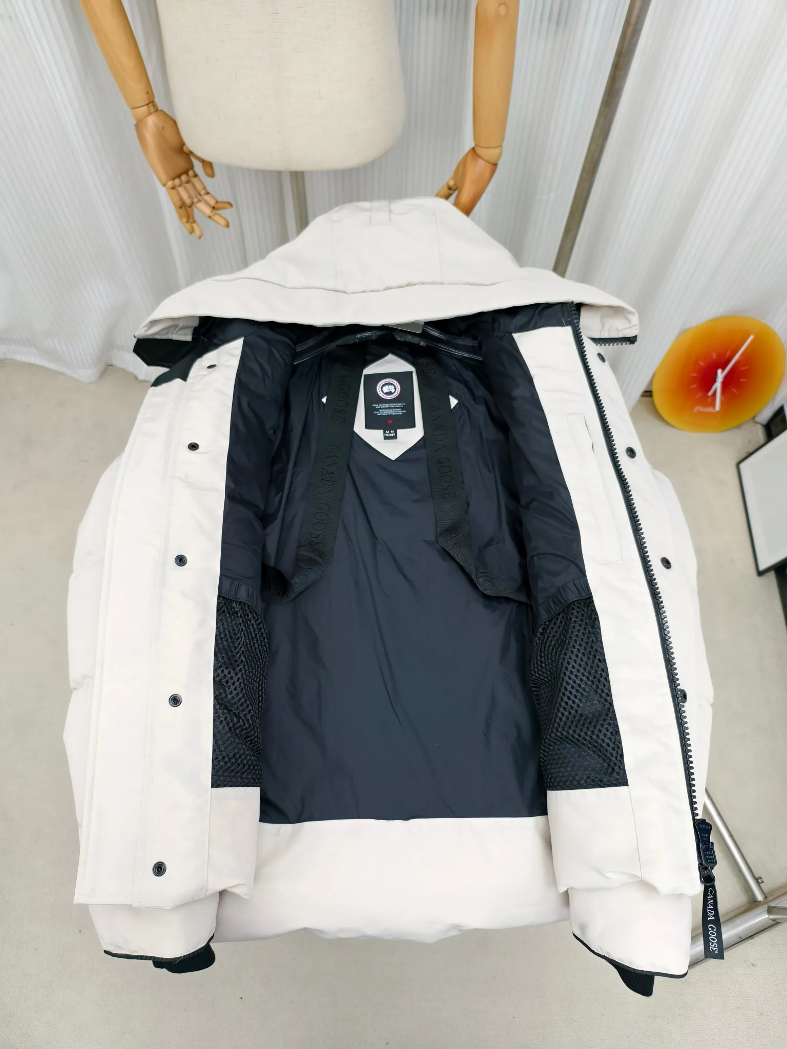 P700————2080M/New 17 models (higher version) Canada goose MacMillan parka. The MacMillan Parka features an innovative design with a streamlined hood detail, added shoulder straps and two additional interior pockets. This hip-length parka offers warmth and style with its quilted design and curved hem. Filled with extremely fluffy white duck down. The MacMillan Parka provides essential protection in all weathers. The adjustable down-connected hood improves warmth and protects against harsh weather. Rib knit cuffs tucked into the interior. The hood is equipped with a detachable zipper guard, and the hood trim can be replaced to create a personalized style and provide more protection (this jacket can be matched with wolf fur collar accessories, choose by yourself) ❤️The only version in the market Color: black red label black black label gray red label gray black label off-white red label navy red label Size: XS-2XL